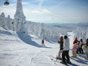 skiing in japan