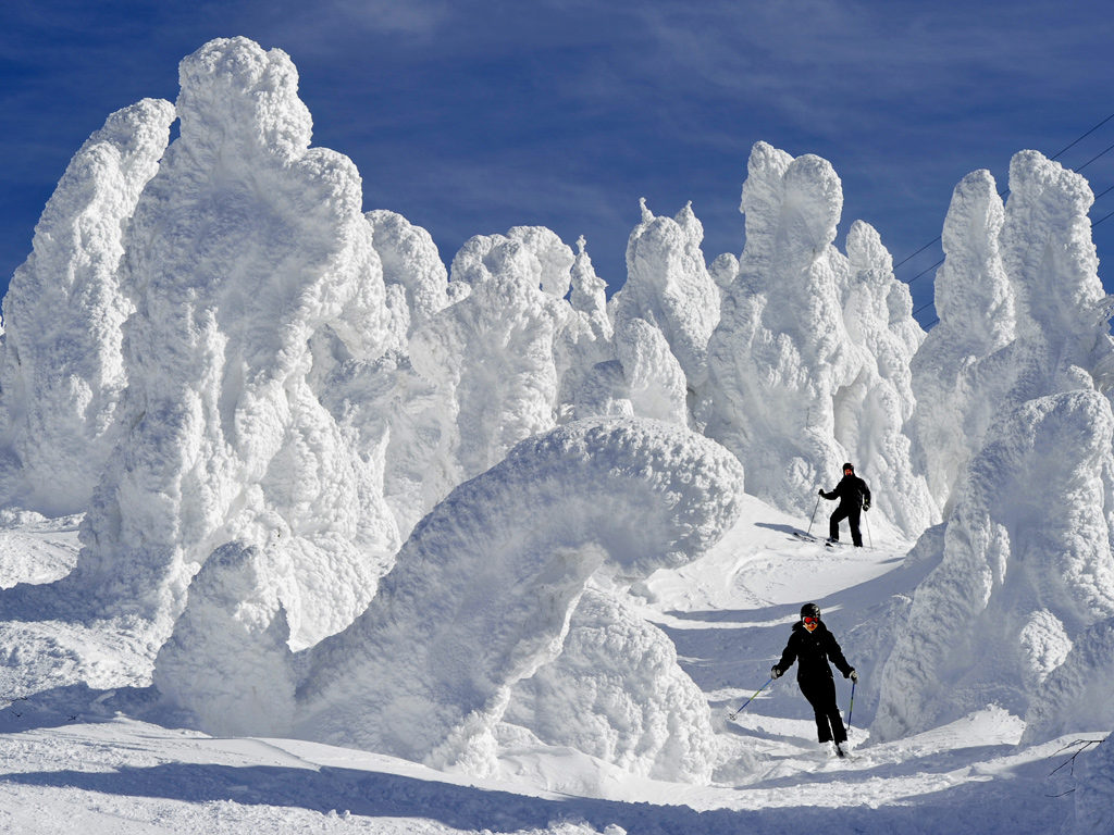 skiing in japan